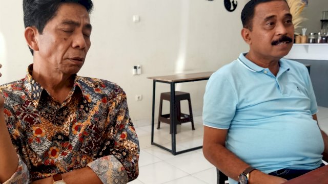 Ketua Organisasi Angkutan Darat (Organda) Kabupaten Sinjai, Sa'ad Akmal (kiri). (Foto: Asrianto)
