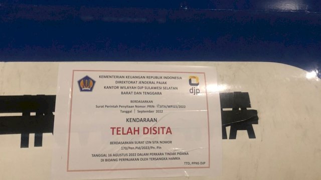 Tim PPNS Kanwil DJP Sulselbartra menyita harta kekayaan milik tersangka berupa dua unit truk tangki merek Mitsubishi yang berlokasi di Jalan Poros Pinrang-Parepare, Kabupaten Pinrang. (Foto: Istimewa)