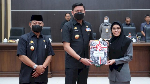 Bupati Gowa, Adnan Purichta Ichsan saat menyerahkan Ranperda tentang APBD Perubahan TA 2022 kepada DPRD Kabupaten Gowa, di Ruang Rapat Paripurna DPRD Gowa, Senin (5/9/2022). (Foto: Istimewa)