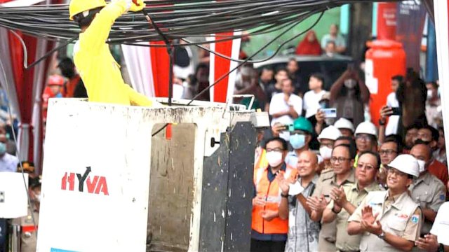 Gubernur DKI Jakarta, Anies Baswedan saat menyaksikan pemotongan kabel udara untuk kemudian dirapikan melalui Sarana Jaringan Utilitas Terpadu (SJUT). (Foto: Istimewa)