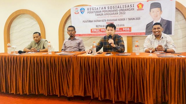 Anggota DPRD Kota Makassar, Eric Horas saat menyosialisasikan Perda Nomor 1 Tahun 2020 tentang Retribusi Jasa Usaha di Hotel Grand Puri Perintis, Jalan Perintis Kemerdekaan, Makassar, Rabu (31/8/2022). (Foto: Istimewa)