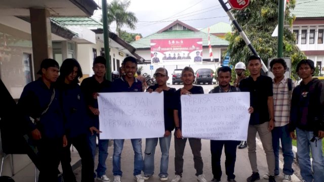 FPM Sultra usai melakukan aksi unjuk rasa di Depan gerbang Kejati Sultra. (Ist)