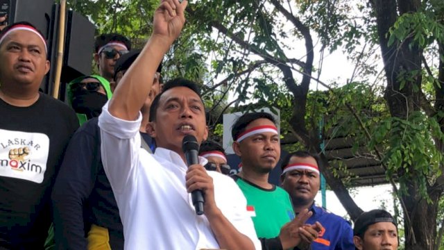Wakil Ketua DPRD Sulawesi Selatan, Syaharuddin Alrif saat menerima aspirasi ratusan driver ojek online di depan Kantor DPRD Sulsel, Jalan Urip Sumoharjo, Makassar, Kamis (8/9/2022). (Foto: Istimewa)