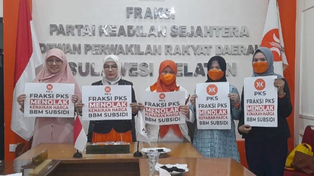 Fraksi PKS DPRD Sulawesi Selatan saat menyampaikan penolakan terhadap kenaikan harga BBM, Sabtu (10/9/2022). (Foto: Istimewa)
