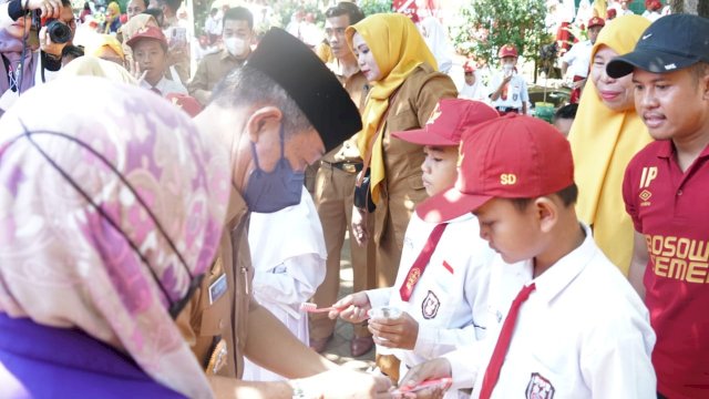 Wakil Bupati Gowa, Abd Rauf Malaganni saat menghadiri Gerakan Sikat Gigi Massal yang dipusatkan di SD Inpres Pattallassang, Kecamatan Pattalassang, Senin (12/9/2022). (Foto: Istimewa)
