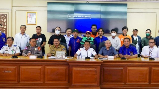 Wakil Ketua DPRD Sulsel, Syaharuddin Alrif (tengah) berfoto bersama seluruh pihak terkait yang hadir dalam RDP mengenai penyesuaian tarif angkutan online di Kantor DPRD Sulsel, Senin (12/9/2022). (Foto: Istimewa)