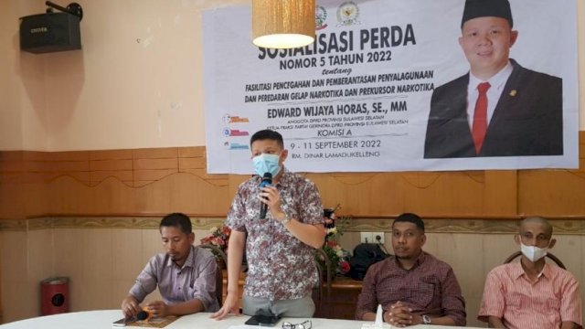 Anggota DPRD Sulawesi Selatan, Edward Wijaya Horas saat menyosialisasikan Perda Nomor 5 Tahun 2022 di RM Dinar, Jalan Lamaddukelleng, Makassar, Jumat (9/9/2022). (Foto: Istimewa)