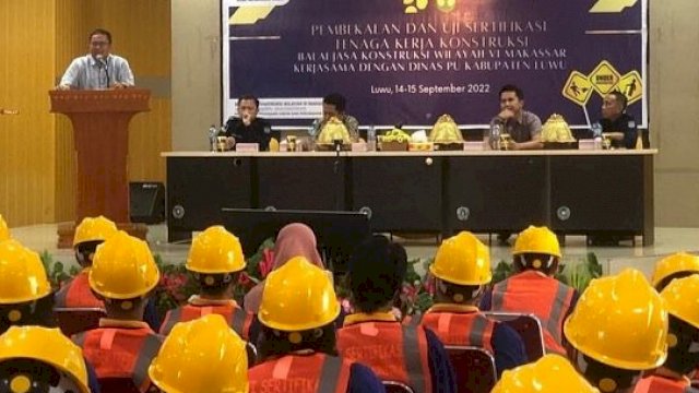 Anggota Komisi V DPR RI, Muhammad Fauzi saat membuka Pelatihan dan Uji Sertifikasi Tenaga Konstruksi di Kabupaten Luwu, Rabu (14/9/2022). (Foto: Istimewa)
