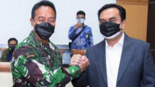 Panglima TNI Jenderal Andika Perkasa (kiri) bersama Anggota Komisi I DPR RI, Effendi Simbolon. (Foto: Istimewa)