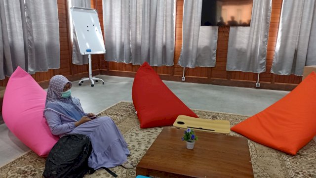 Salah satu tamu SPIDI saat menikmati fasilitas kelas bahasa yang merupakan salah satu dari 12 kelas di Boutique School yang diresmikan pada Kamis (15/9/2022). (Foto: Chaerani)