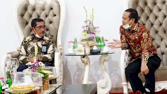 Kepala Kanwil Kemenkumham Sulsel, Liberti Sitinjak (kiri) saat melakukan pertemuan bersama Gubernur Sulsel, Andi Sudirman Sulaiman di Rumah Jabatan Gubernur Sulsel, Kamis (15/9/2022). (Foto: Istimewa)