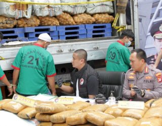 Polres Jakbar Amankan 1 Truk Tronton Lintas Sumatera-Jawa yang Muat 304 Kg Ganja