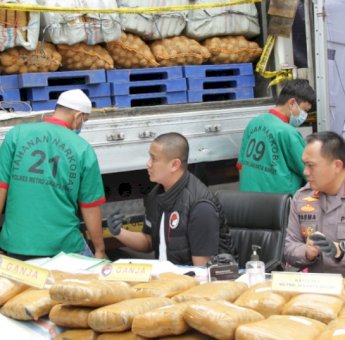 Polres Jakbar Amankan 1 Truk Tronton Lintas Sumatera-Jawa yang Muat 304 Kg Ganja