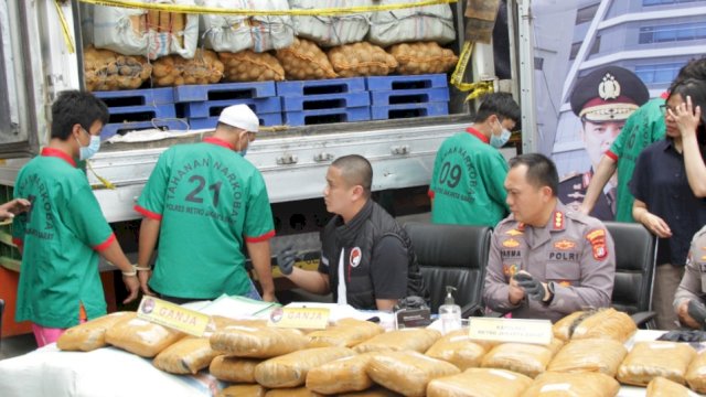 Barang bukti ganja seberat 304 kilogram bersama 4 tersangka dan barang bukti lainnya dihadirkan saat sesi konferensi pers di Mapolres Jakarta Barat, Jumat (16/9/2022). (Foto: Istimewa)