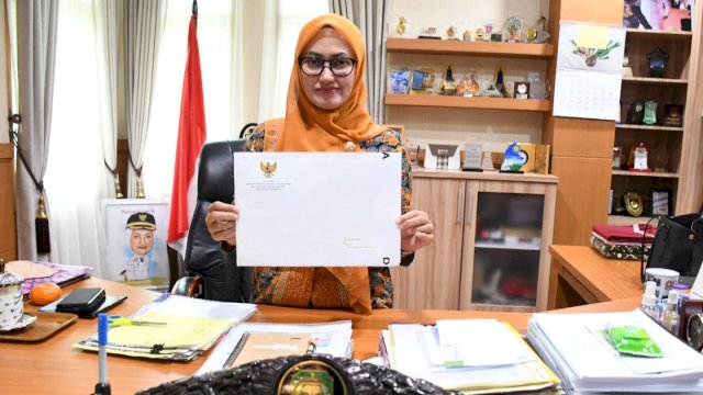 Bupati Luwu Utara, Indah Putri Indriani menunjukkan dokumen persetujuan dari Kemenpan RB, Jumat (16/9/2022). (Foto: Istimewa)