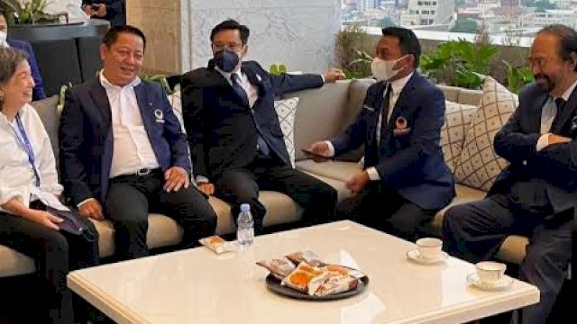 Pengurus DPW NasDem Sulsel saat berbincang dengan Ketua Umum Partai NasDem, Surya Paloh belum lama ini. (Foto: Istimewa)