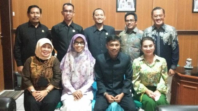 Rombongan Bamus DPRD Sulsel berfoto bersama ketua dan anggota Bamus DPRD Bantaeng dalam kunjungan kerjanya, Senin (19/9/2022). (Foto: Istimewa)