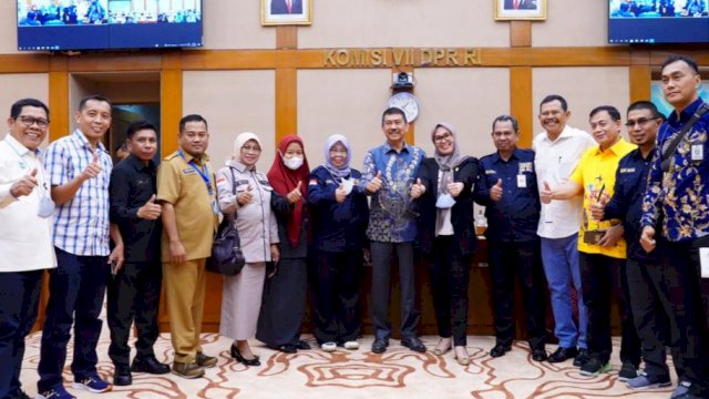 Rombongan legislator DPRD Sulawesi Selatan saat menyerahkan dokumen aspirasi penolakan kenaikan harga BBM dari masyarakat Sulsel ke Komisi VII DPR RI di Jakarta, Selasa (20/9/2022). (Foto: Istimewa)