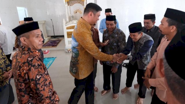 Bupati Gowa, Adnan Purichta Ichsan saat melepas rombongan kedua imam desa, kelurahan, dan dusun untuk mengikuti program peningkatan kualitas imam di Quantum Akhyar Institut, Rabu (21/9/2022). (Foto: Istimewa)
