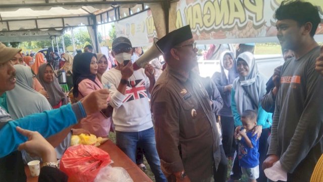 Wakil Bupati Soppeng, Lutfi Halide saat mengunjungi kegiatan bazar pangan murah di halaman Kantor Bupati Soppeng, Jumat (23/9/2022). (Foto: Istimewa)