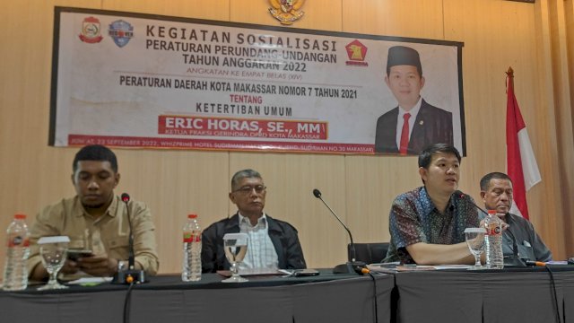 Anggota DPRD Kota Makassar, Eric Horas saat menyosialisasikan Perda Nomor 7 Tahun 2021 tentang Ketertiban Umum di Whiz Prime Hotel Sudirman, Jalan Jenderal Sudirman, Makassar, Jumat (23/9/2022). (Foto: Istimewa)