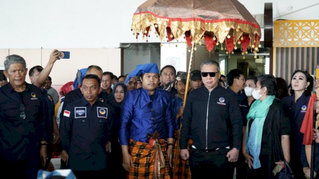 Suasana penyambutan rombongan elite DPP Partai NasDem di Kota Makassar, Sabtu (24/9/2022). (Foto: Istimewa)