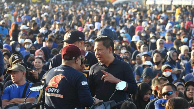 Ketua DPW NasDem Sulsel, Rusdi Masse berbincang akrab ditengah-tengah puluhan ribu peserta Jalan Sehat Restorasi NasDem Sulsel di Kawasan CPI, Makassar, Minggu (25/9/2022). (Foto: Istimewa)