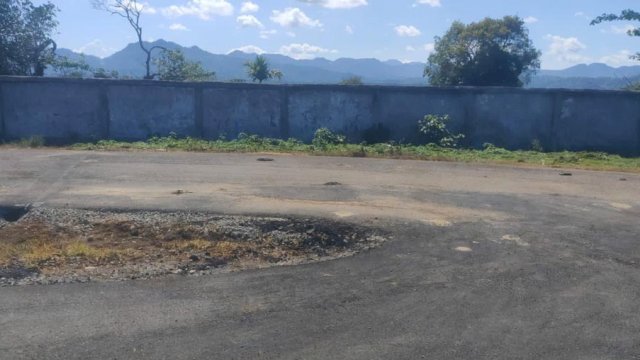 Kondisi permukaan aspal Sirkuit Gareccing di Kabupaten Sinjai yang bakal digunakan sebagai venue cabang olahraga balap motor pada ajang Porprov Sulsel XVII 2022 mendatang. (Foto: Asrianto/republiknews.co.id)