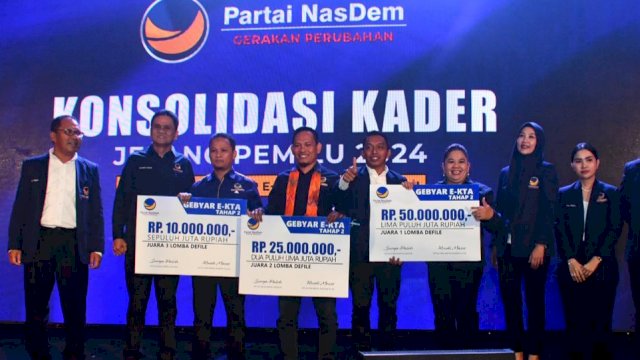 Suasana penyerahan hadiah lomba defile yang diikuti oleh perwakilan 24 DPD NasDem se Sulsel di Hotel Claro, Makassar, Minggu (25/9/2022) malam. (Foto: Istimewa)