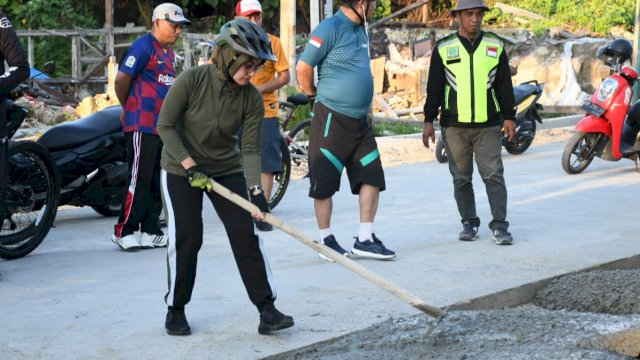 Bupati Luwu Utara, Indah Putri Indriani saat meninjau pengerjaan jalan dalam Kota Masamba, Senin (26/9/2022). (Foto: Istimewa)