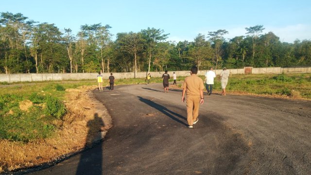 Tim Delegate Cabor Balap Motor Porprov Sulsel XVII 2022 meninjau lintasan Sirkuit Gareccing di Kabupaten Sinjai, Selasa (27/9/2022). (Foto: Istimewa)