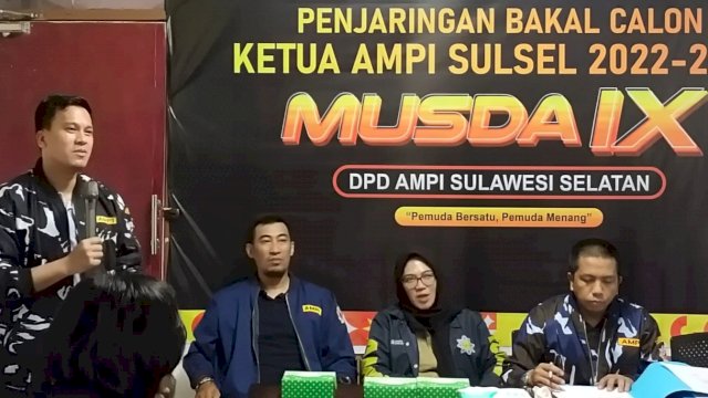 Andi Nurhaldin (kiri) saat mengembalikan formulir pendaftaran calon ketua DPD AMPI Sulsel pada Musda IX, Selasa (27/9/2022). (Foto: Istimewa)
