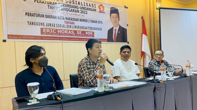 Anggota DPRD Kota Makassar, Eric Horas saat menyosialisasikan Perda Nomor 2 Tahun 2016 tentang TSLP dan CSR di Whiz Prime Hotel Sudirman, Jalan Jenderal Sudirman, Makassar, Selasa (27/9/2022). (Foto: Istimewa)