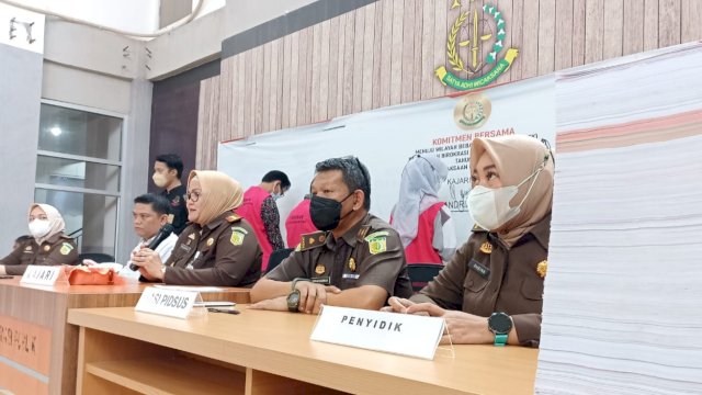 Kepala Kejari Gowa, Yeni Andriani saat melakukan pemaparan pengembangan kasus dugaan korupsi dana desa pada pengadaan mobil sampah Kabupaten Gowa di Kantor Kejari Gowa, Kamis (29/9/2022). (Foto: Chaerani/republiknews.co.id)
