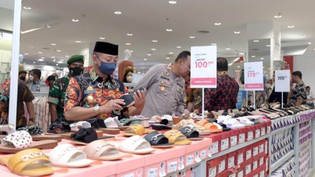 Wakil Bupati Gowa, Abd Rauf Malaganni saat menghadiri peresmian Living Plaza, salah satu pusat perbelanjaan yang dikembangkan Kawan Lama Group di Kabupaten Gowa, Kamis (29/9/2022). (Foto: Istimewa)