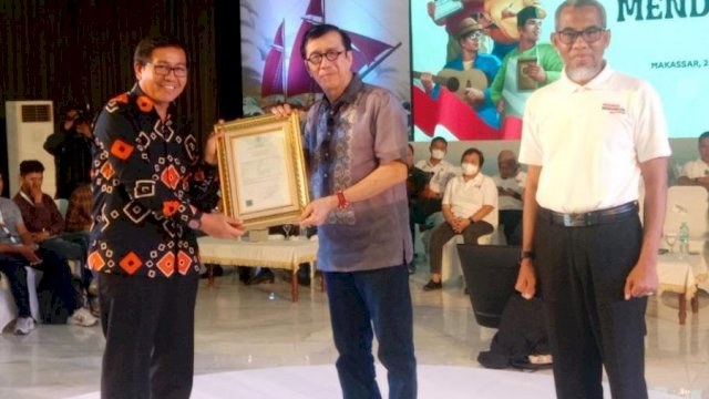 Wakil Bupati Luwu Utara Suaib Mansur saat menerima Sertifikat KI untuk Tari Lumondo dari Menteri Yasonna H. Lolay, Rabu (28/9/2022), di UNM Makassar. (Foto/Istimewa)