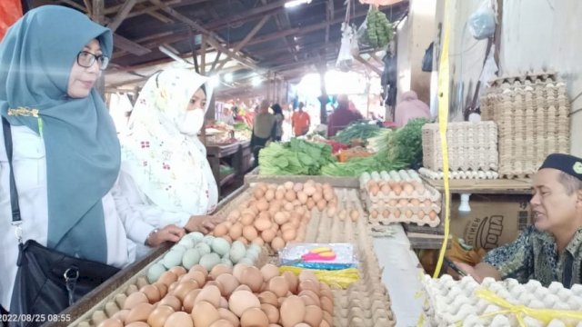 Ket : Tim Pemkot Parepare melakukan pengawasan harga telur di Pasar (Istimewa)