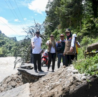 Tinjau Longsor Dan Jalan Putus, Indah : Kita Fokus Buka Akses Jalan Lebih Dulu