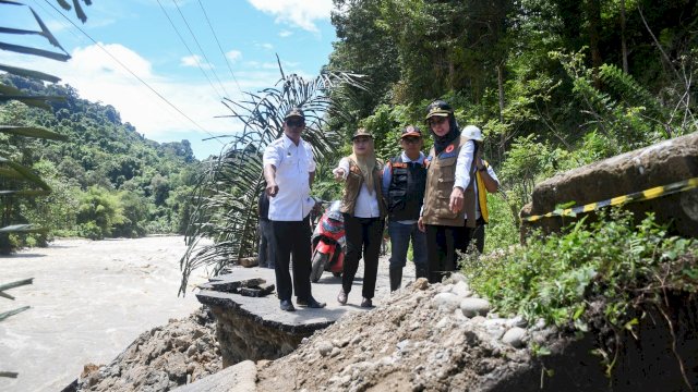 Bupati Luwu Utara, Indah Putri Indriani saat meninjau langsung jalan yang terputus akibat lauapan Sungai Rongkong di Desa Pararra. Rabu (31/8/2022). FOTO/PROTOKOL