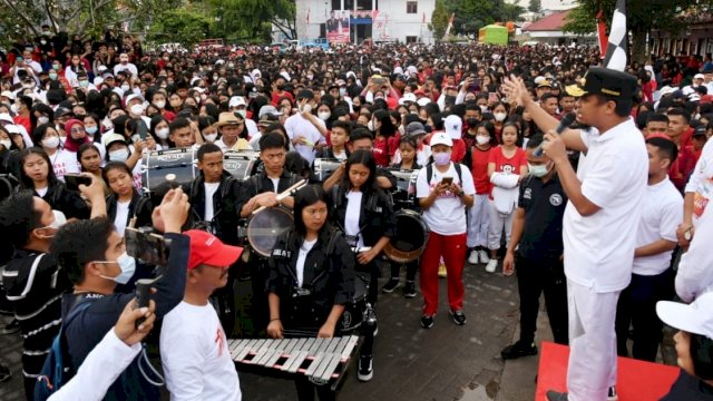 Gubernur Sulsel Andi Sudirman, saat melepas jalan sehat Gerakan Sulsel Anti Mager di Terminal Makale, Kabupaten Tana Toraja, Kamis (01/09/2022). (Istimewa)