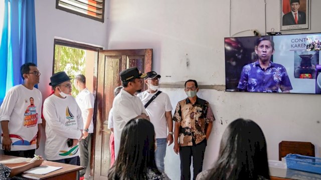 Gubernur Sulawesi Selatan Andi Sudirman Sulaiman, meninjau proses pembelajaran Smart School di SMAN 5 Tana Toraja, Kamis (01/09/2022). (Istimewa)