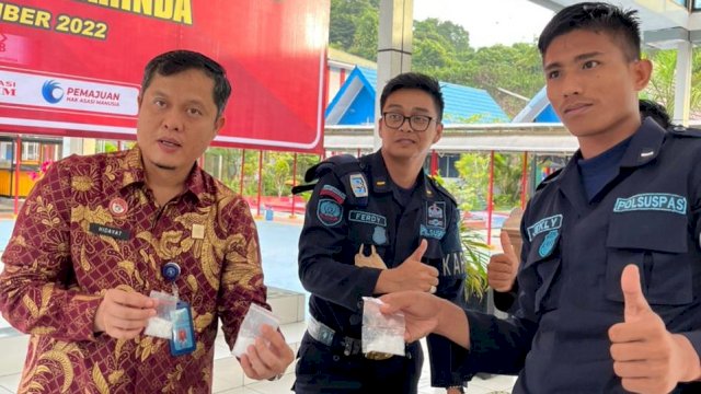 Petugas Lapas saat menemukan sabu yang di jatuhkan di Area Lapas menggunakan Drone. (Istimewa)