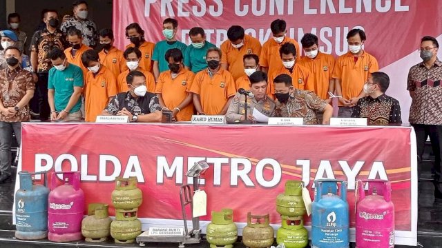 16 Pelaku Penyuntik Gas Bersubsidi Diamankan Berikut Barang Bukti di Polda Metro Jaya, Jumat (02/09/2022). (Foto: Wahyu Widodo/Republiknews.co.id)