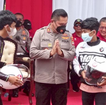 Kejutan, Joki Balap Dapat Hadiah Helm Dari Kapolda Metro Jaya