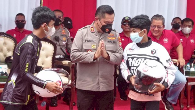 Joki Balap Liar Ryan Mee dan Dian Bhogel Mendapat Hadiah Helm Anti Balap Liar Dari Kapolda Metro Jaya Irjen pol Fadil Imran (Foto: Wahyu Widodo republiknews.co.id)