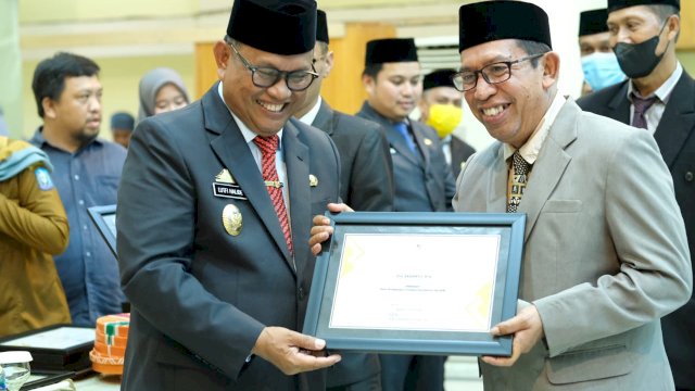 Wakil Bupati Soppeng Ir Lutfi Halide Secara Langsung Menyerahkan Penghargaan Tanda Kehormatan Satyalancana Karya Satya Bagi 472 PNS.(Istimewa)