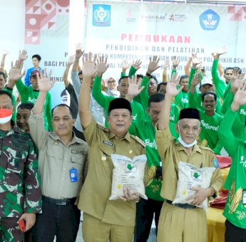 Didepan Petani Bone, Sinjai dan Soppeng, Bupati HA Kaswadi Razak Promosikan Bibit Jagung Hibrida