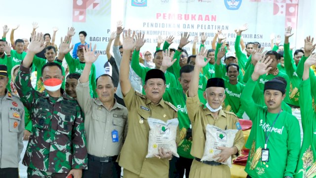 Kadis Pertanian, Perkebunan dan Holtikultura Soppeng Ir. Fajar Saat mendampingi Bupati Soppeng HA Kaswadi Razak Saat Mempromosikan Bibit Jagung Hibrida.(Istimewa)