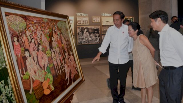 Presiden Joko Widodo Menunjukkan Lukisan Bertajuk "Traditional Market" Kepada Presiden Filipina Ferdinand Marcos Jr dan Ibu Louise Marcos di Gedung Sarinah, Jakarta, Senin malam, 5 September 2022. (Foto: Setpres)