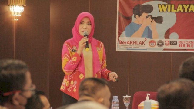 Kepala bagian humas dan protokol Ditjen Pemasyarakatan Kemenkumham RI Rika Aprianti saat memberi materi di aula Kemenkumham Kaltim di Samarinda, Kamis 18 November 2021 (handout/Humas Kemenkumham)